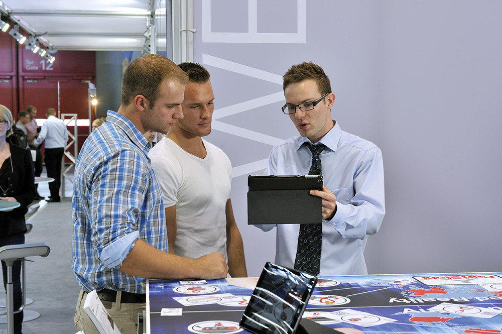 Trois hommes d'affaires en pleine discussion